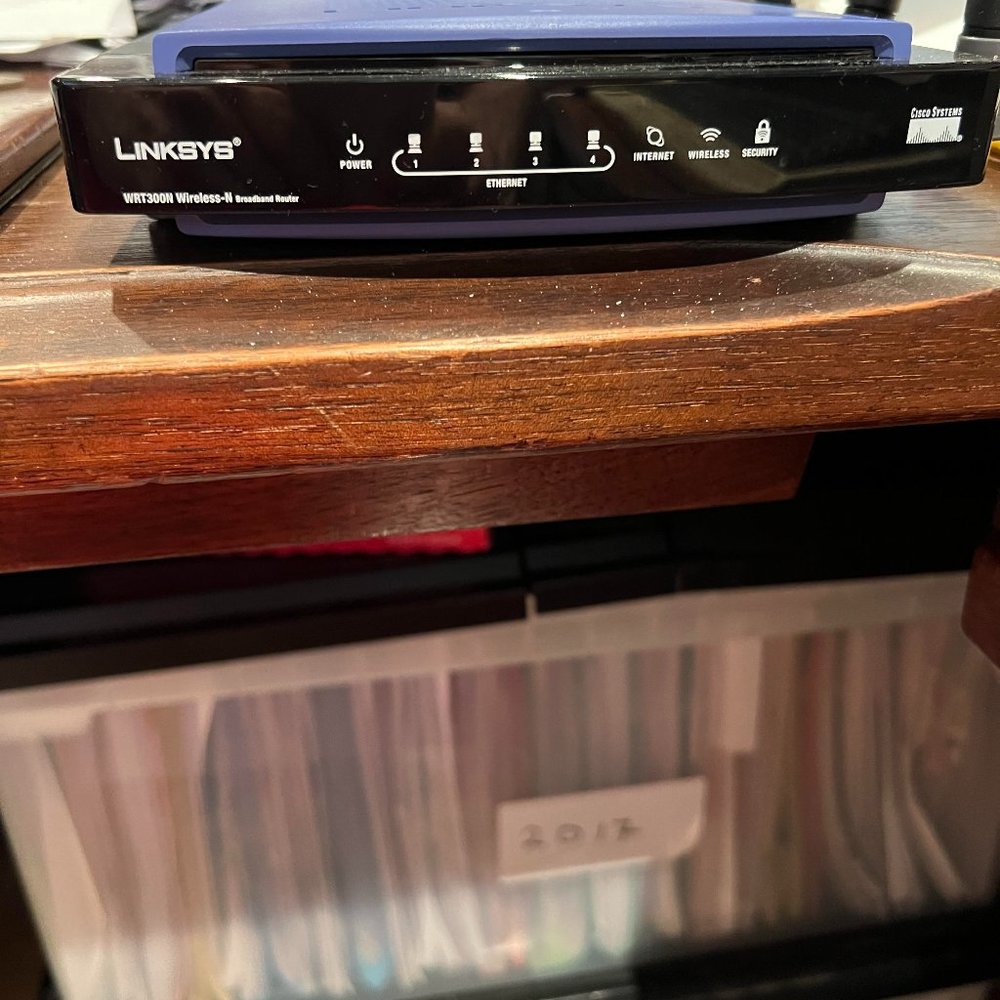 LYNKSYS ROUTER BY CISCO WITH POWER ADAPTER. 4 + 1 PORTS